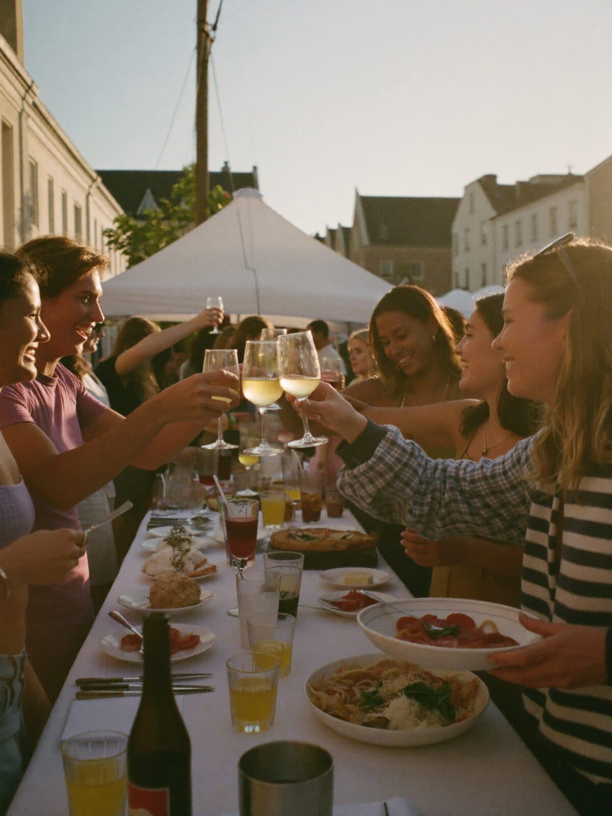 Personas compartiendo una salida gastronómica